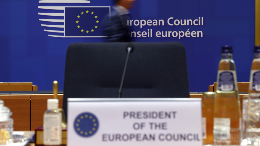 Sitzungstisch im Europäischen Rat mit Logo im Hintergrund